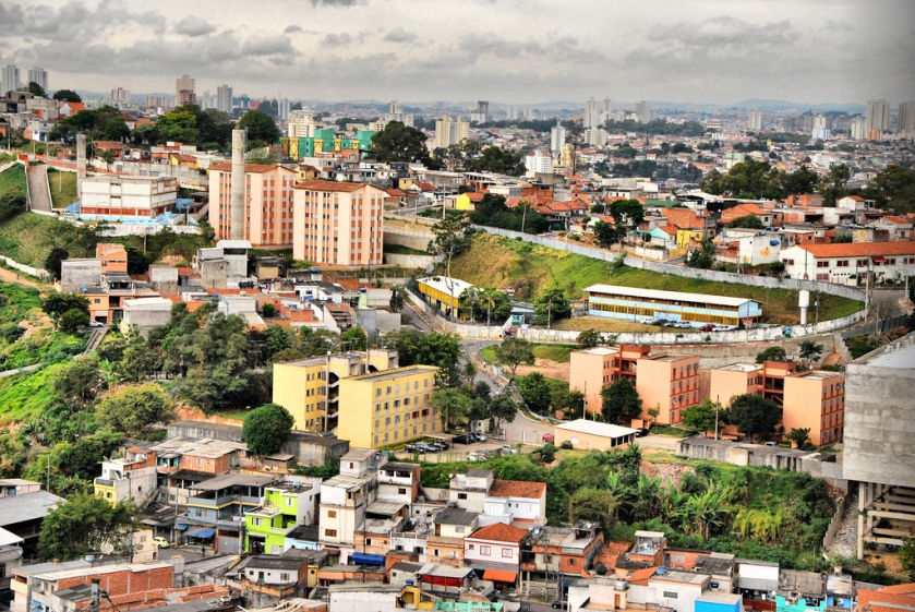 Example of formal social housing next to informal urbanisation in Cabuçú, São Paulo (Photo R.R..)